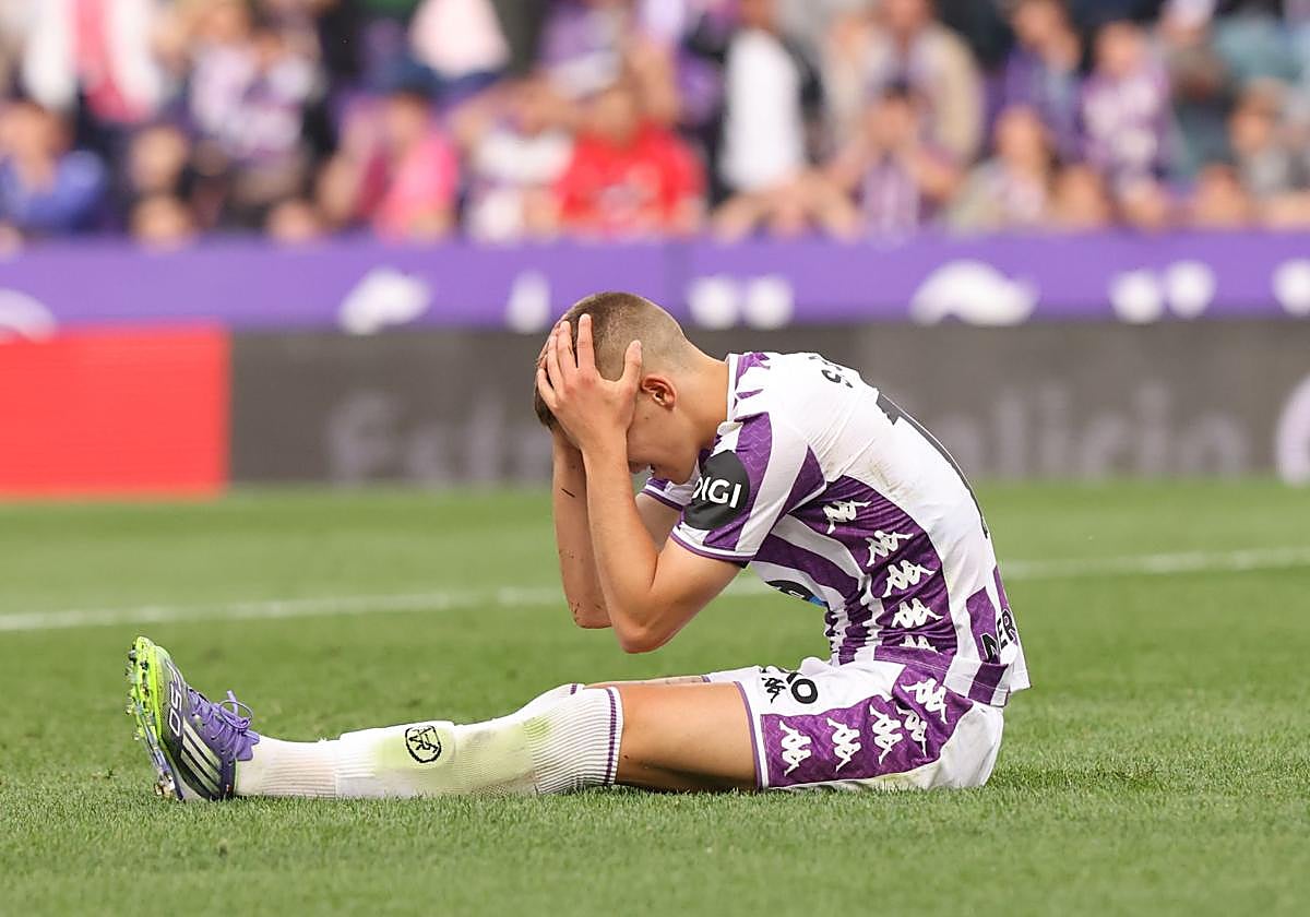 Biuk se lamenta desde el suelo de una ocasión fallada.