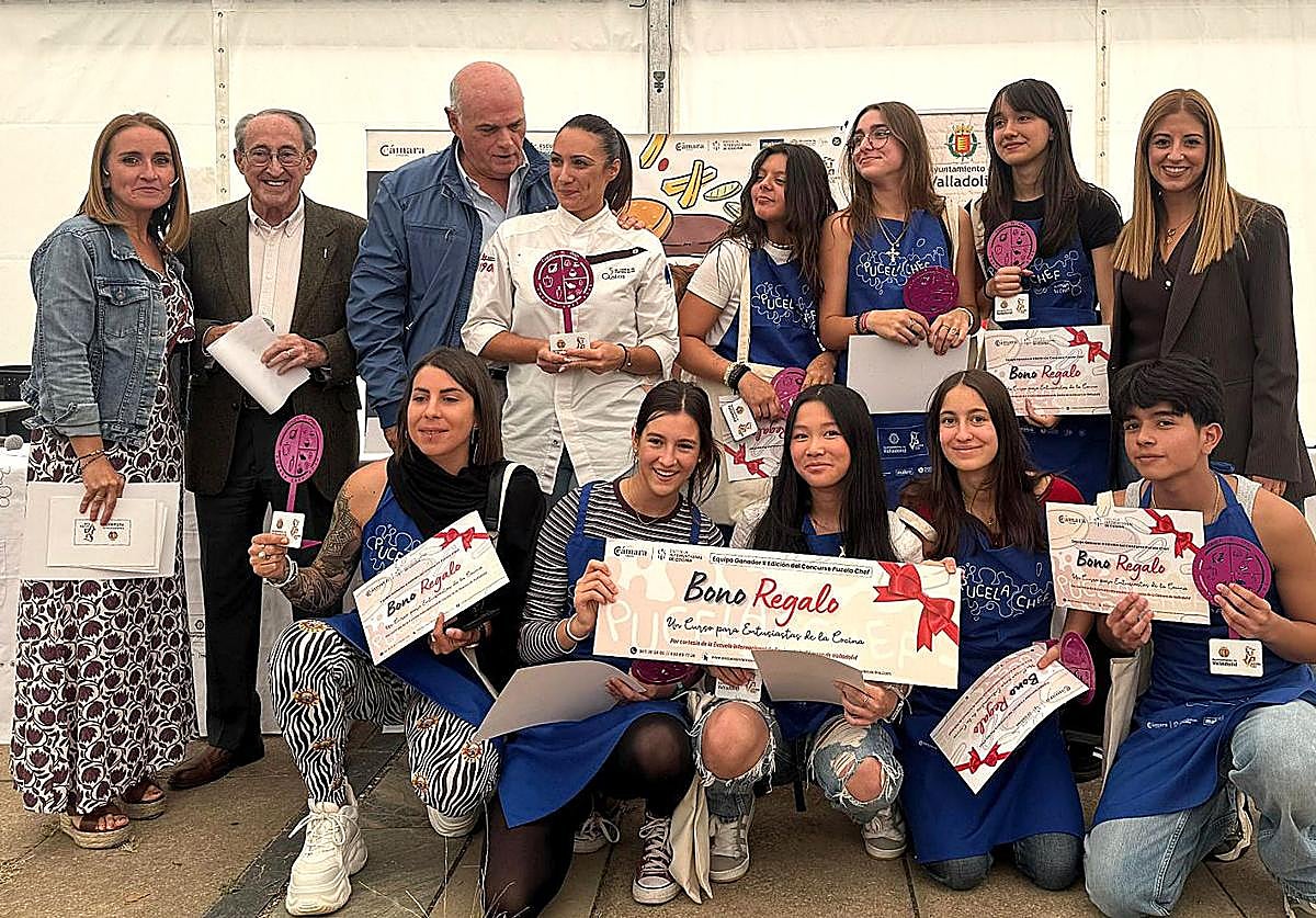 El equipo azul, que ganó el certamen, posa con la chef Palmira Soler (en el centro, arriba) con sus premios.