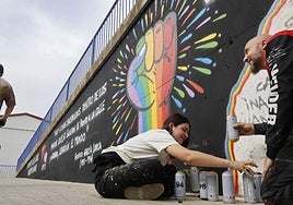 Nadia Bilbao, que junto a Chisco, plasmó el rechazo a la homofobia en un grafiti, este domingo en Venta de Baños.