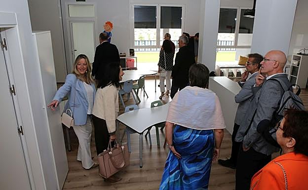 Algunos asistentes a la inauguración visitan las aulas del colegio de las Concepcionistas.