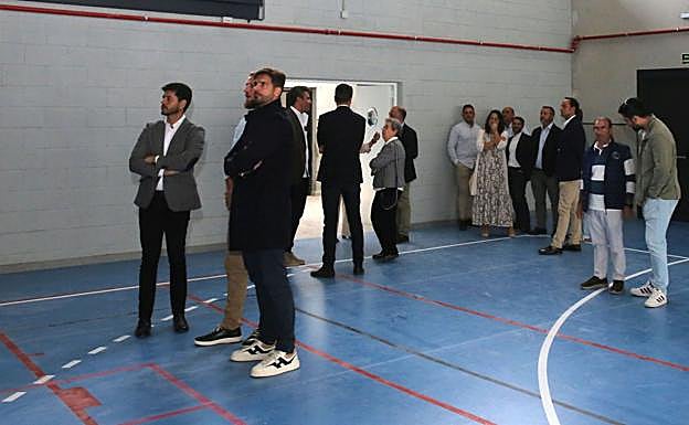 La visita de este sábado al nuevo colegio también recaló en el pabellón deportivo del centro.