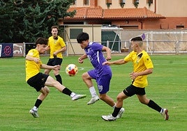 Charly, autor del primer gol del Becerril, en una acción.