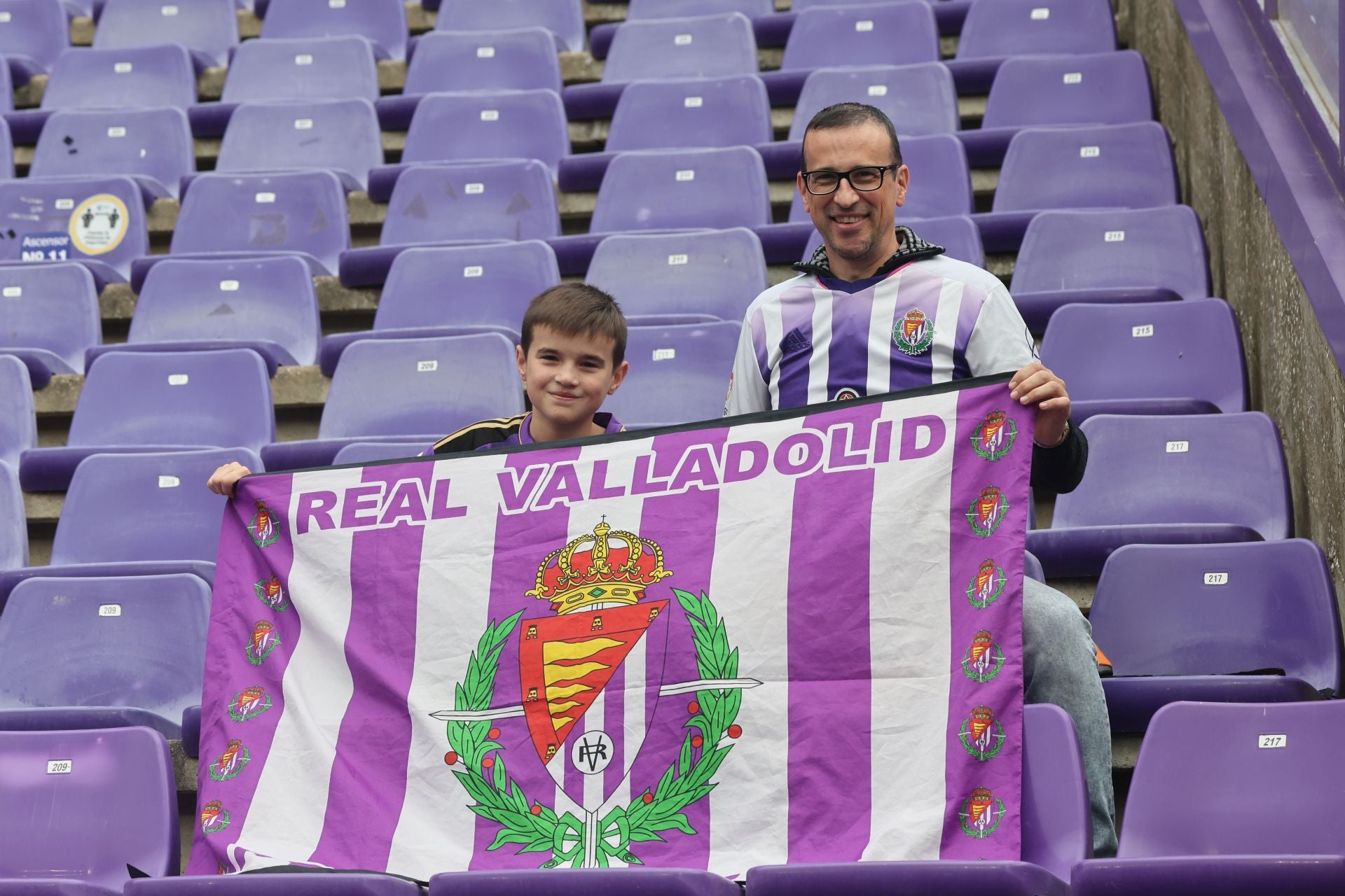 Búscate en la grada del Real Valladolid-Cultural Leonesa 1/4