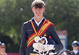 Hugo Mélida, con su medalla en una anterior competición.