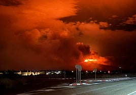 Vista desde Riaza del incendio forestal en la madrugada de este domingo.