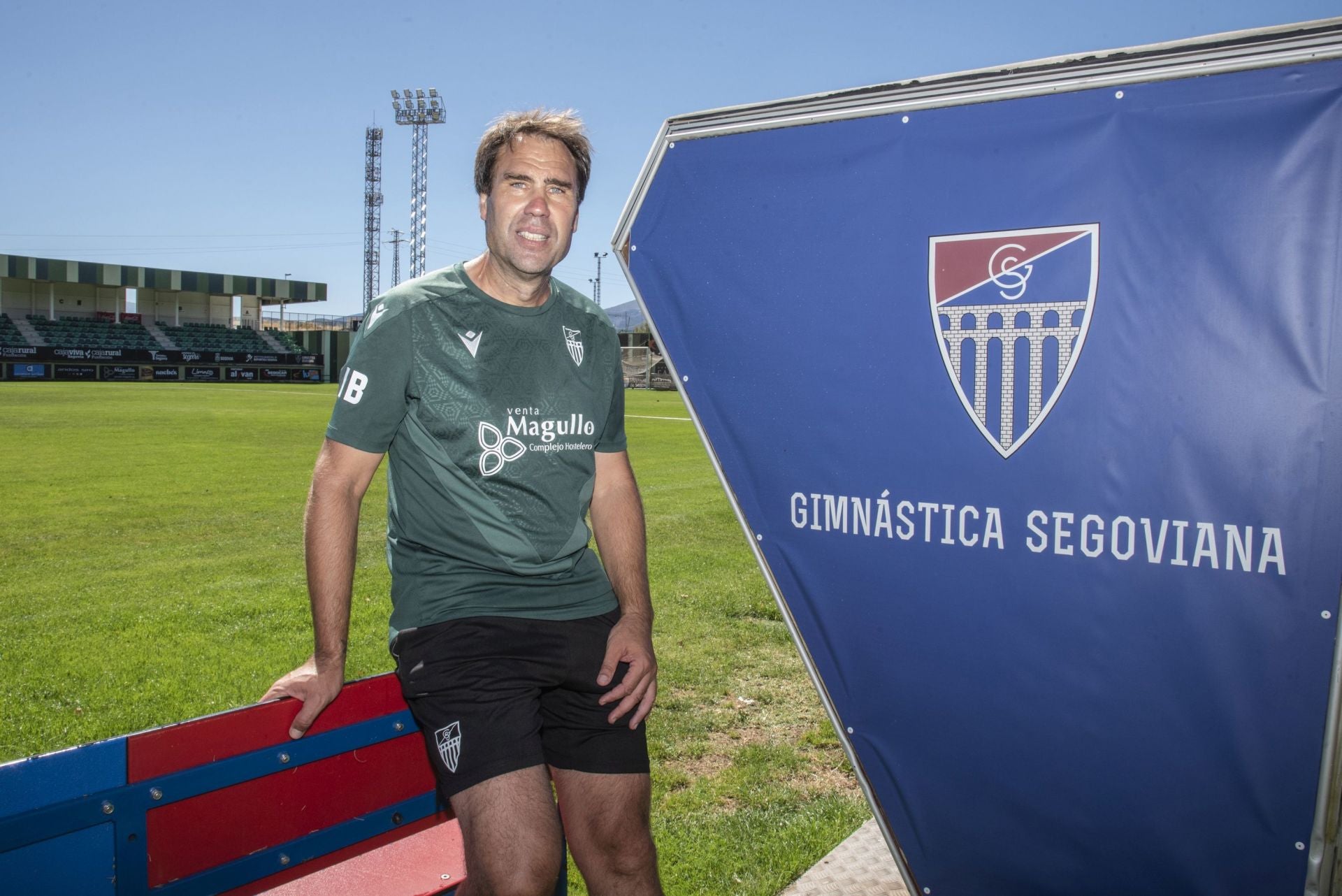 El entrenador de la Segoviana, Iñakii Bea, en un banquillo de La Albuera.