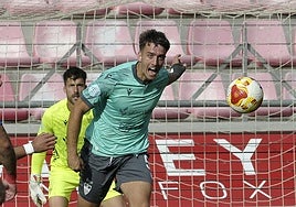 Josep Jaume despeja el balón durante una jugada ante el Numancia.