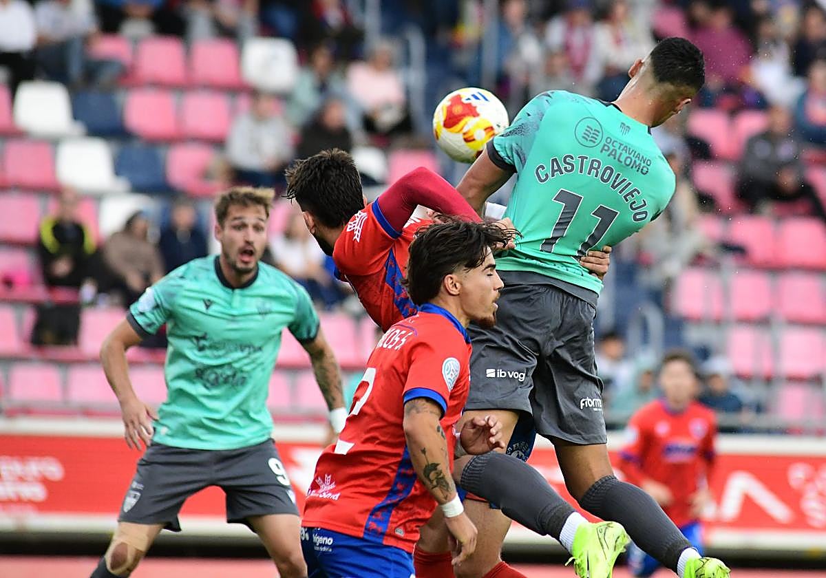 Castro intenta un remate durante el partido ante el Numancia.