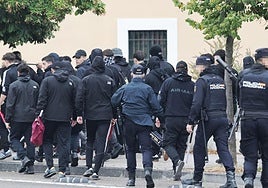 Los antidisturbios conducen a los aficionados de la Cultural, todos vestidos de negro, camino de Parquesol.