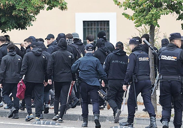 Los antidisturbios conducen a los aficionados de la Cultural, todos vestidos de negro, camino de Parquesol.