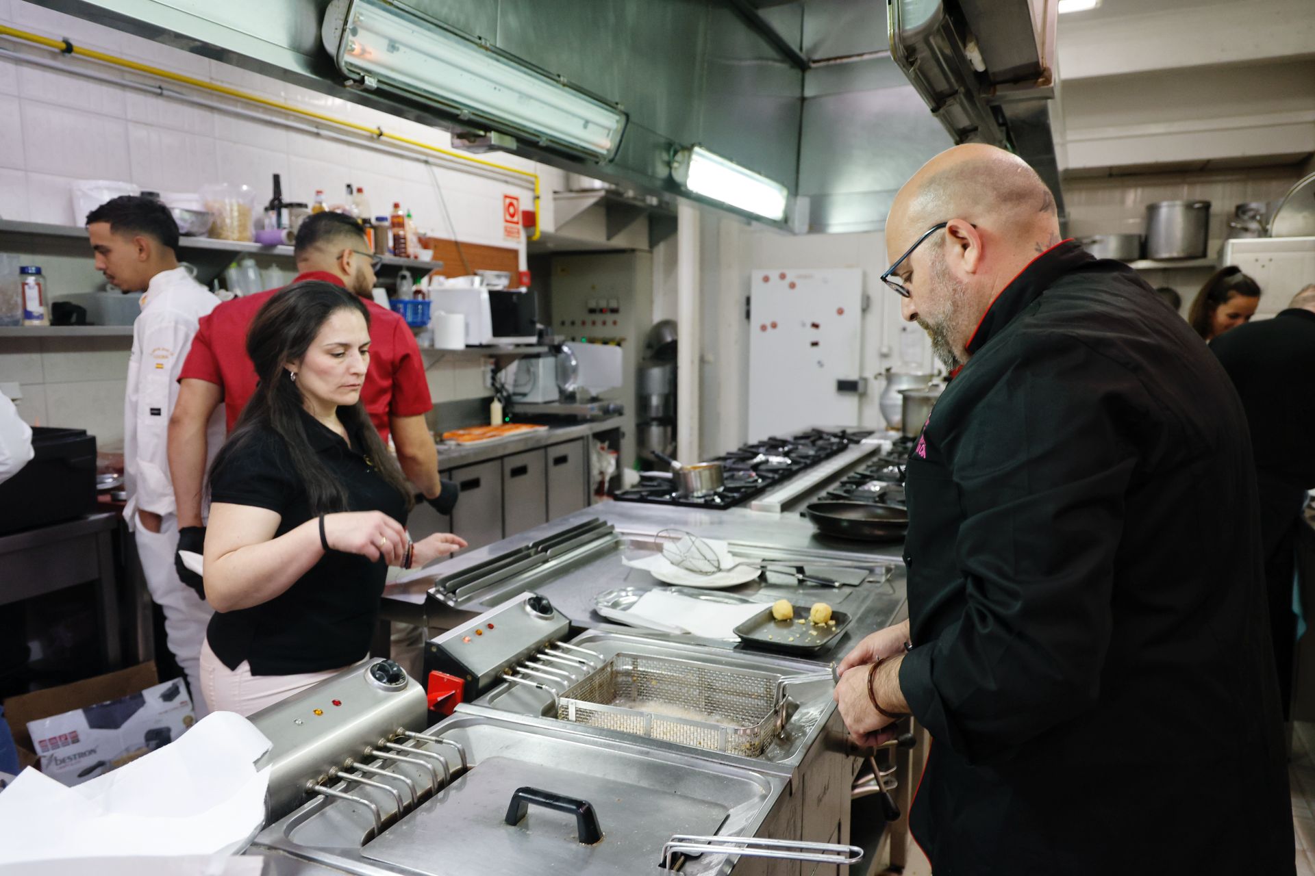 Así se cocina en el Concurso Internacional de Patatas Bravas