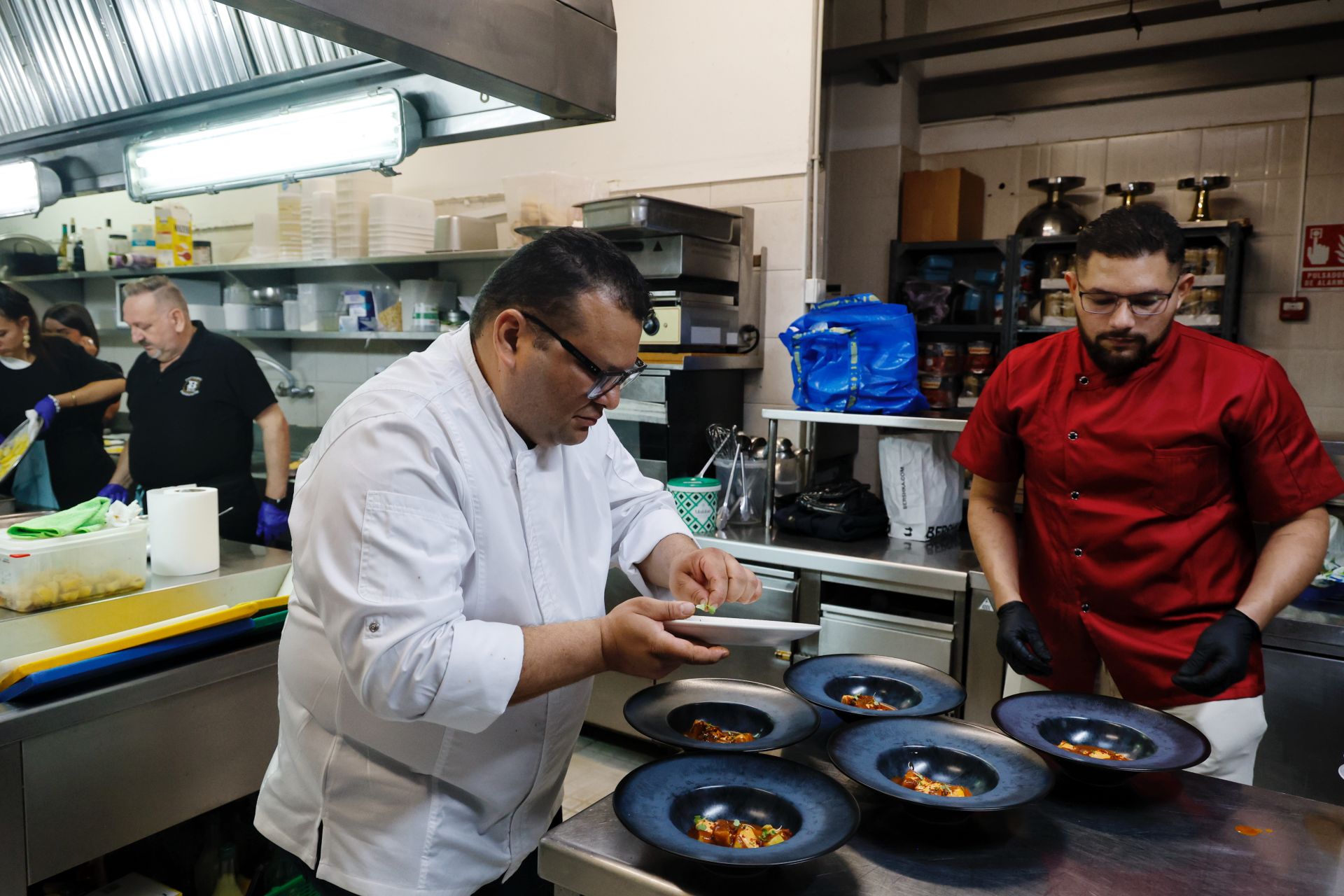 Así se cocina en el Concurso Internacional de Patatas Bravas