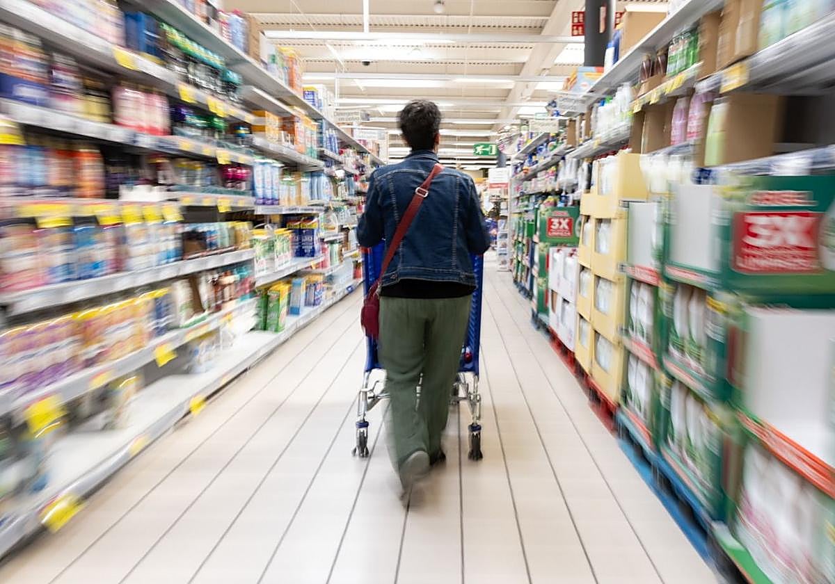 Una persona hace la compra en un supermercado.