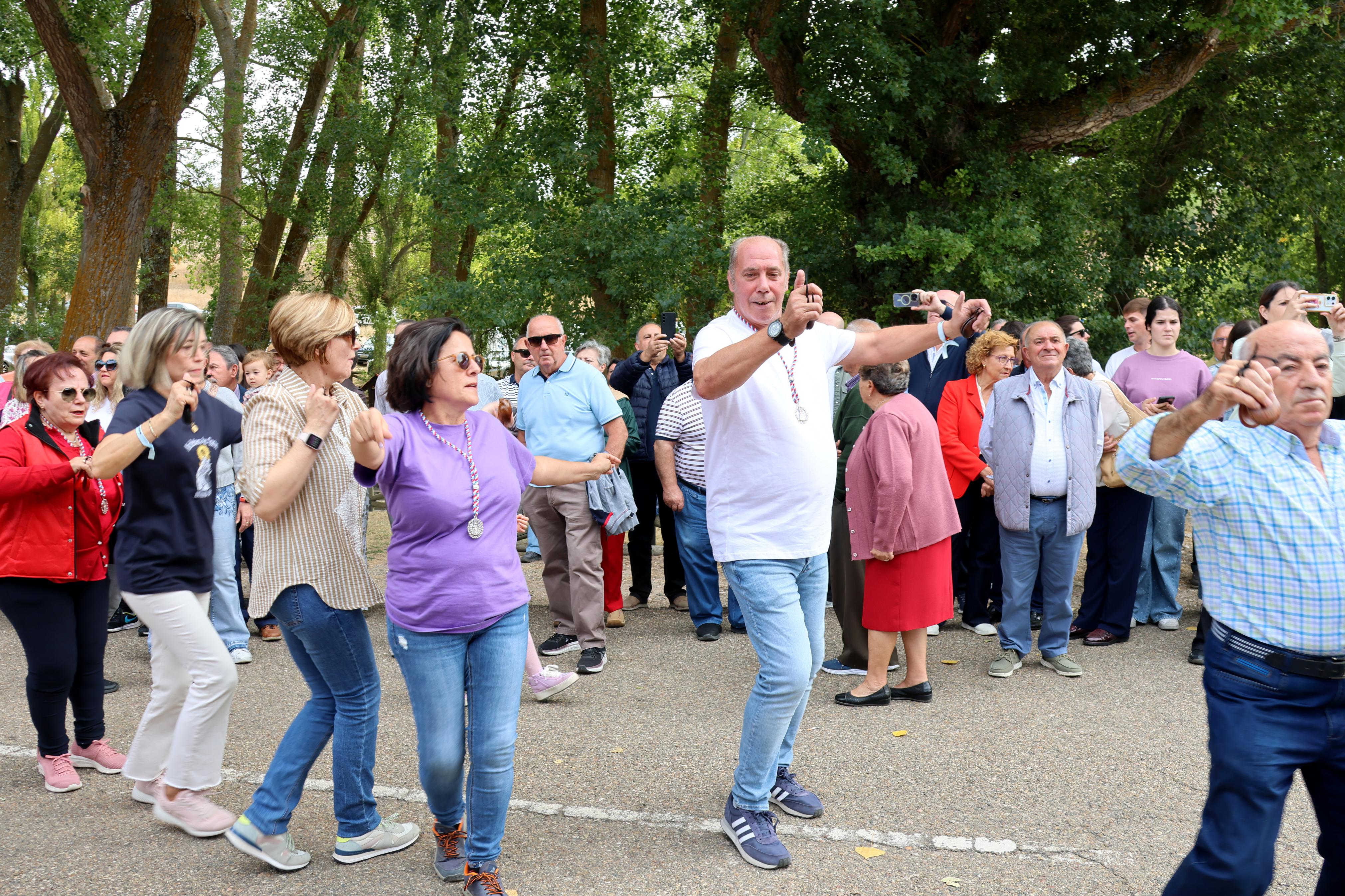 Antigüedad se rinde a la Virgen de Garón