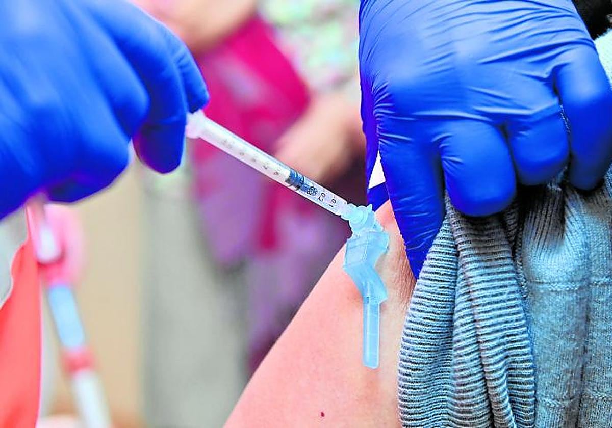 La vacuna contra la gripe en Castilla y León: fecha, grupos de riesgo y todo lo que debes saber