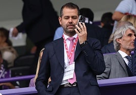 El copresidente del club, Gabriel Solares, atiende al teléfono en el palco el pasado domingo.