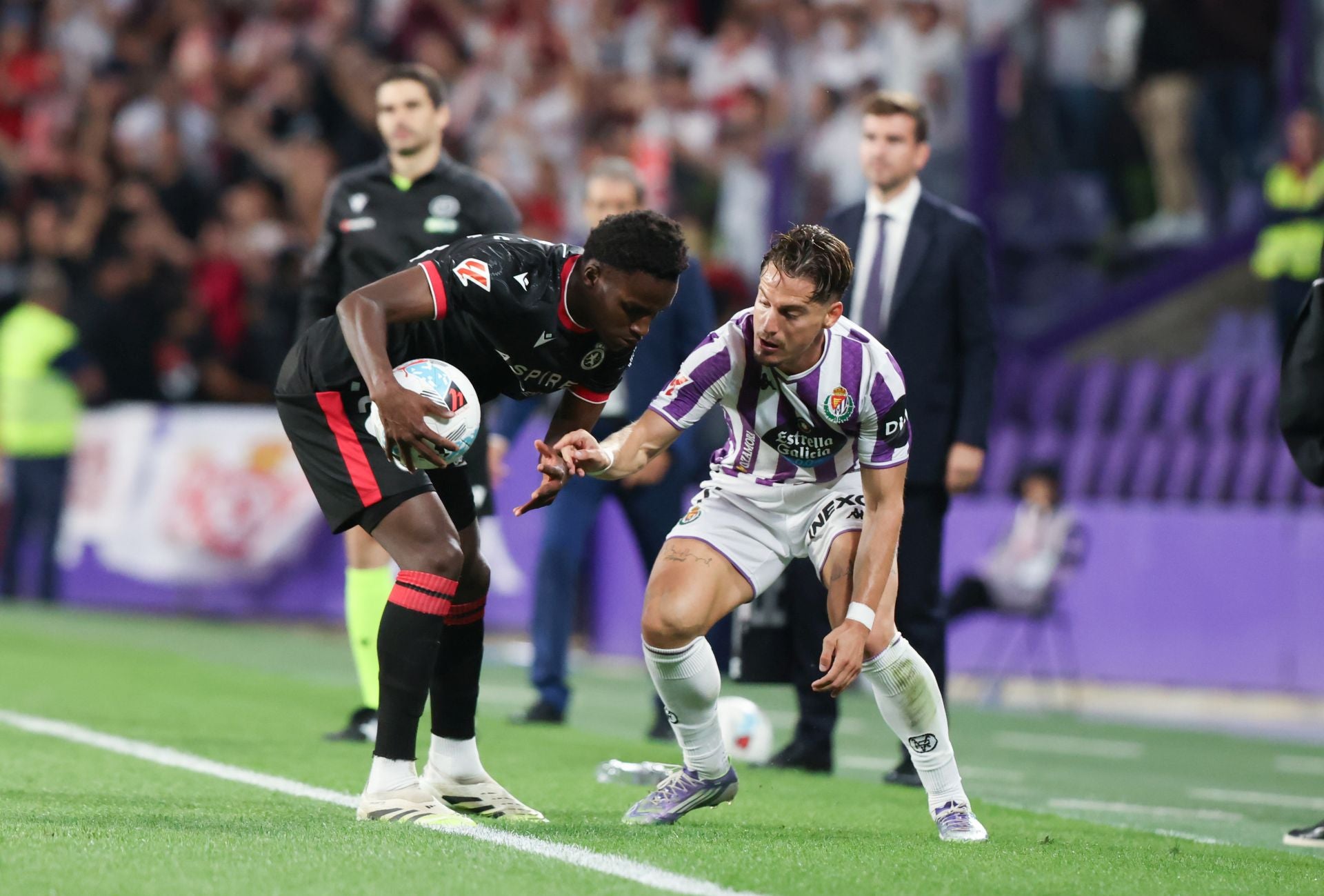 Un jugador leonés trata de ralentizar la puesta en juego del balón.