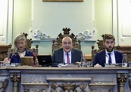 De izquierda a derecha, la teniente de Alcalde, Irene Carvajal, el alcalde, Jesús Julio Carnero y el concejal de Hacienda, Francisco Blanco.