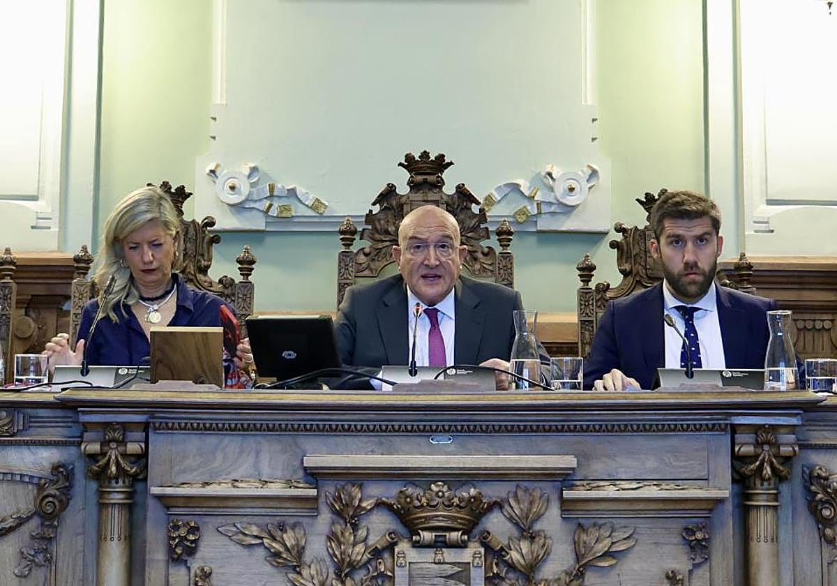 De izquierda a derecha, la teniente de Alcalde, Irene Carvajal, el alcalde, Jesús Julio Carnero y el concejal de Hacienda, Francisco Blanco.