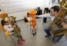 Primeras clases con instrumentos de viento.