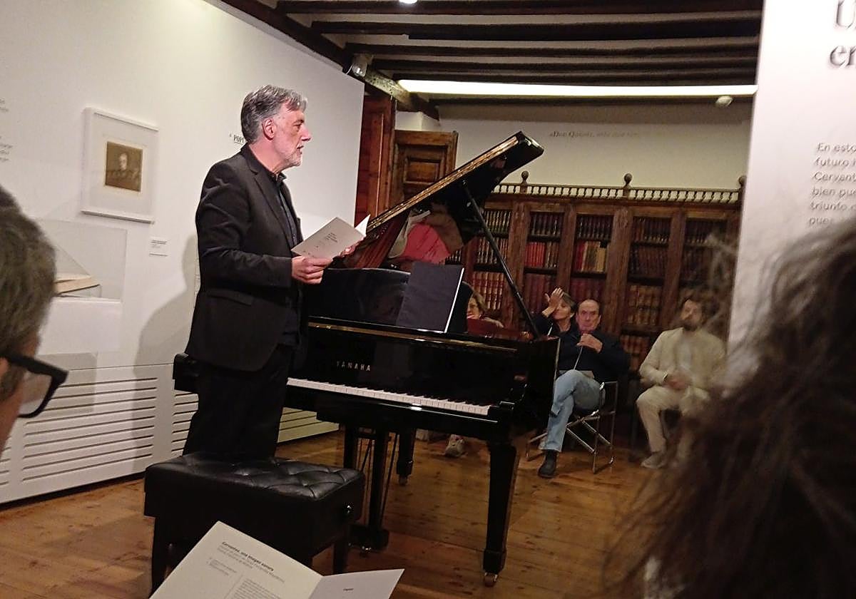 Diego Fernández Magdaleno comenta el programa del concierto con el público.