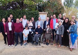 Lino de Paz con el alcalde de Bolaños y familiares junto a la placa descubierta en la entrada del parque