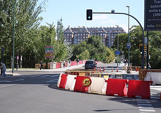 Aspecto del acceso al puente de Poniente este lunes.