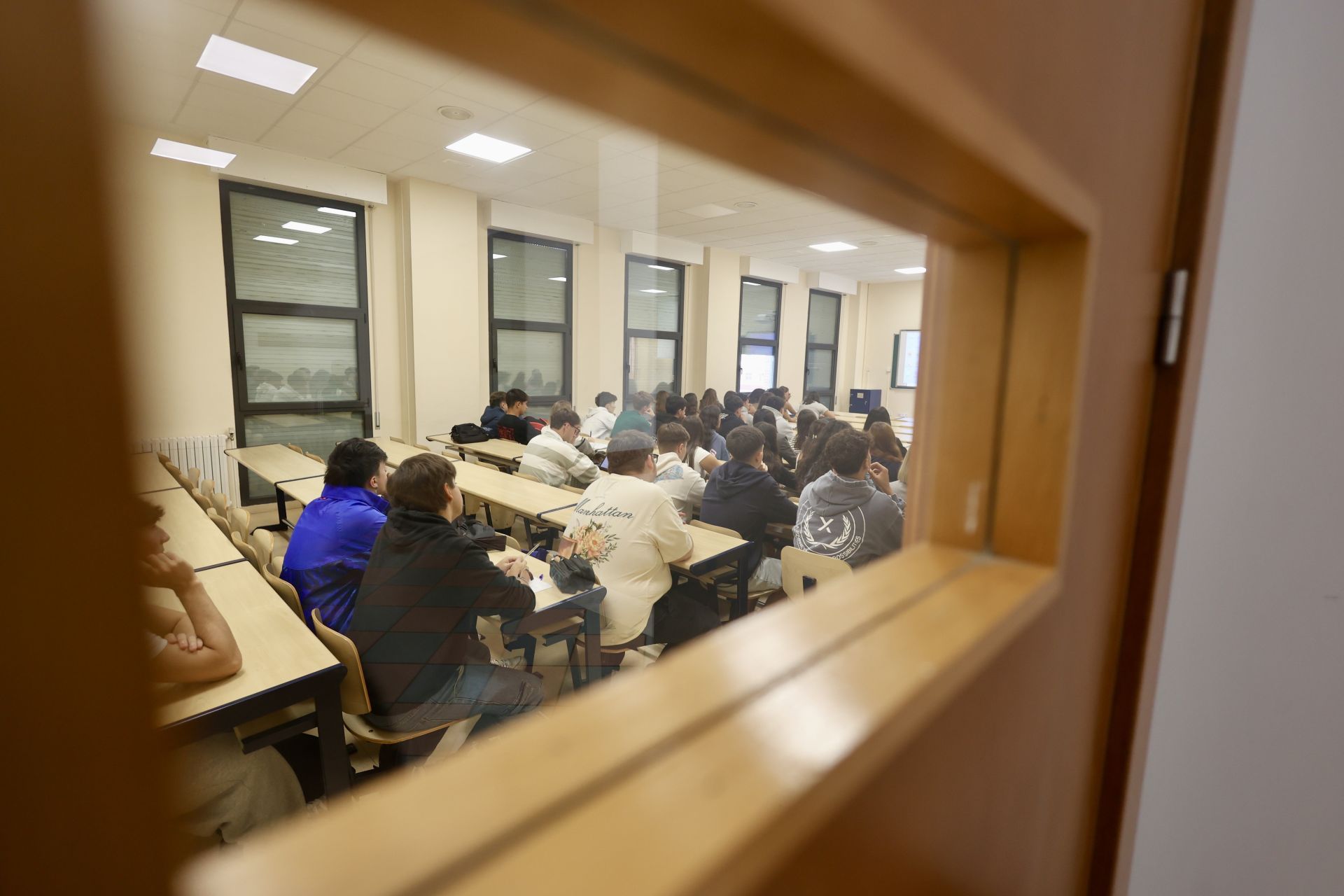 Alumnos en la Facultad de Filosofía y Letras en la apertura del curso universitario.