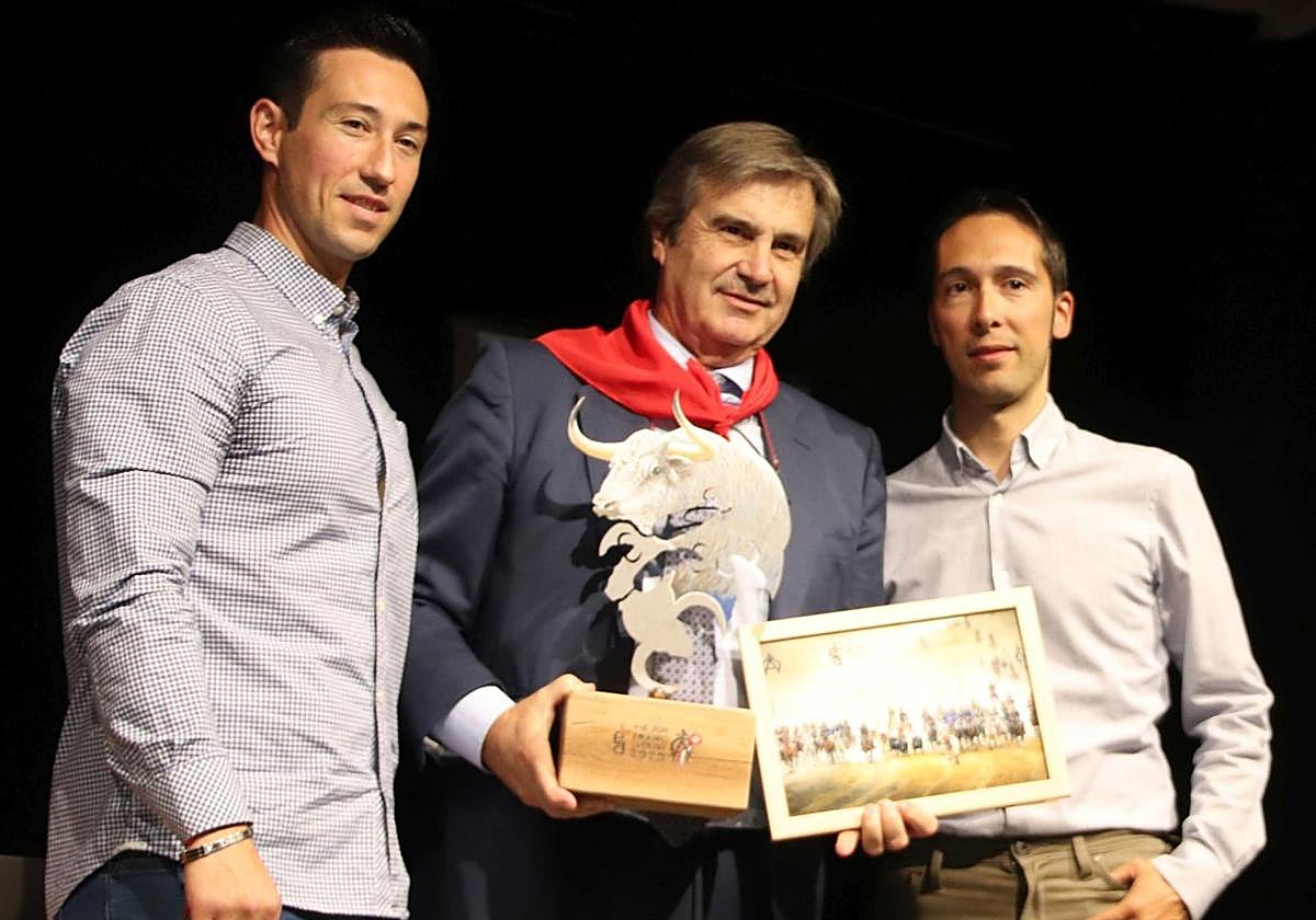 Entrega del trofeo a la mejor ganadería de los encierros de Cuéllar.