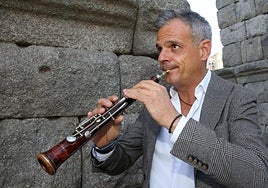 Juanan Sanz toca la dulzaina junto al Acueducto.