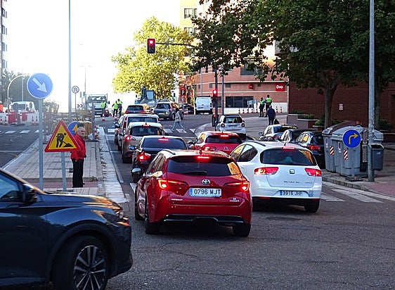 Retenciones en la salida de Parquesol por Ciudad de la Habana durante el cambio de la señalización por las obras de la red de calor.