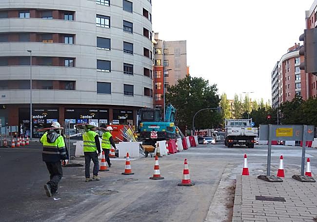 Tres operarios cargan con señales durante el movimiento de las vallas en el cruce de Ciudad de la Habana.