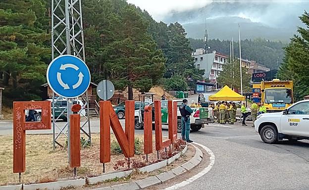 El puesto de mando avanzado instalado en La Pinilla para coordinar las labores de extinción del incendio.