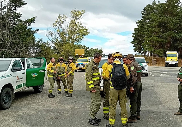 Cuadrillas terrestres en el punto del puesto de mando avanzado de La Pinilla, este lunes.