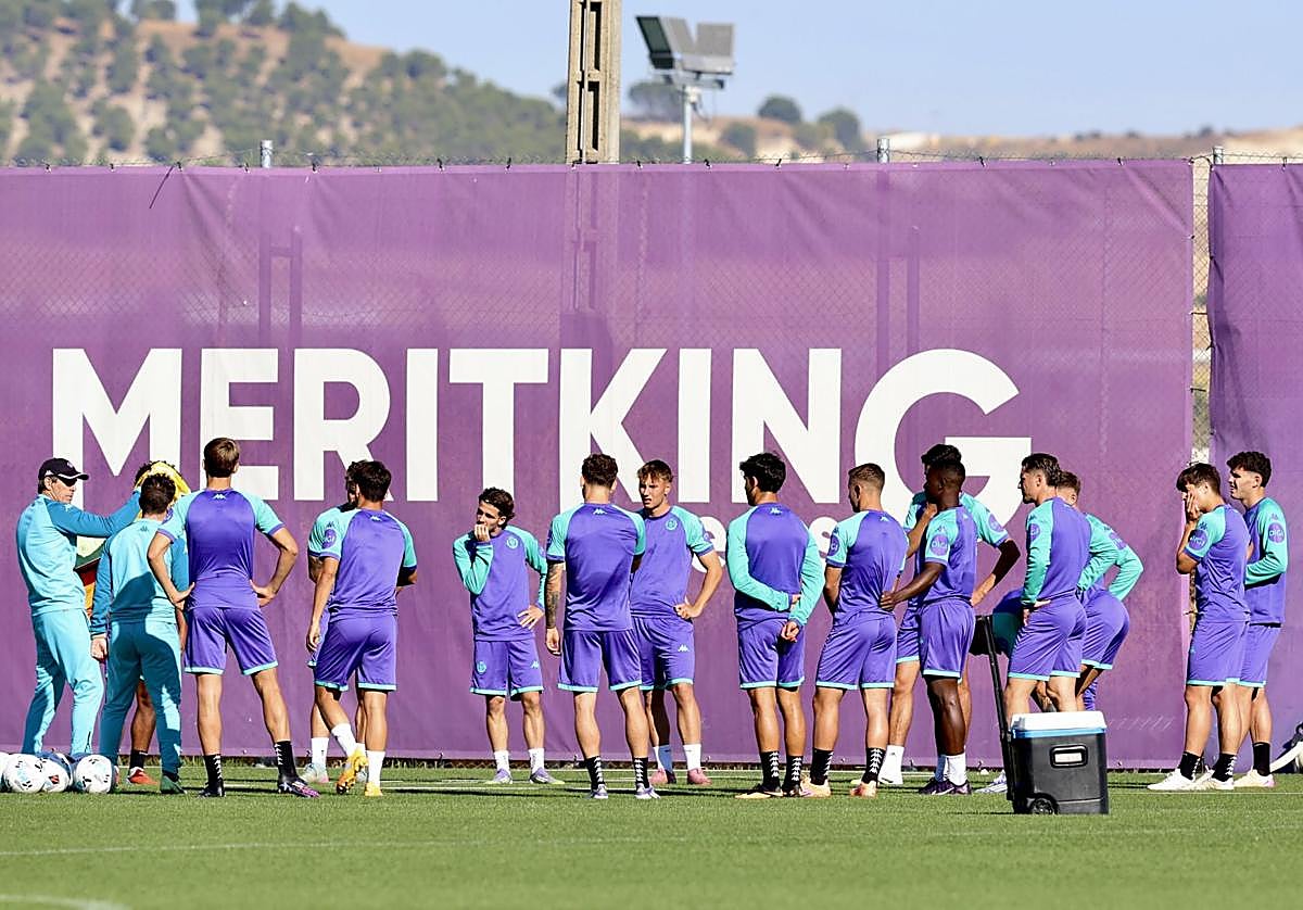 Almada charla con los jugadores antes del inicio del entrenamiento de este martes.
