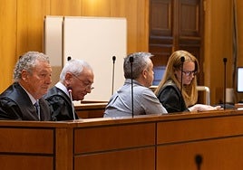 El acusado, de espaldas, en la Audiencia de Valladolid.