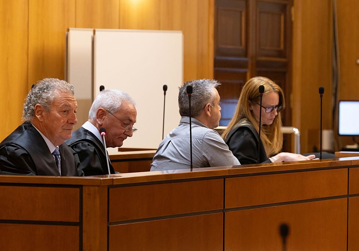 El acusado, de espaldas, en la Audiencia de Valladolid.