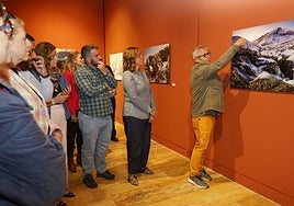 El fotógrafo explica una de sus imágenes durante la inauguración de la muestra.