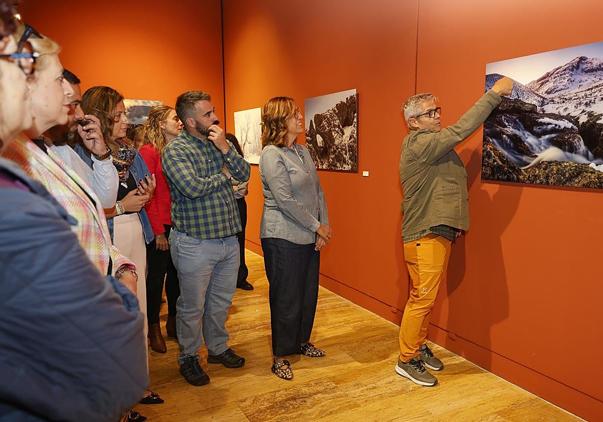 El fotógrafo explica una de sus imágenes durante la inauguración de la muestra.