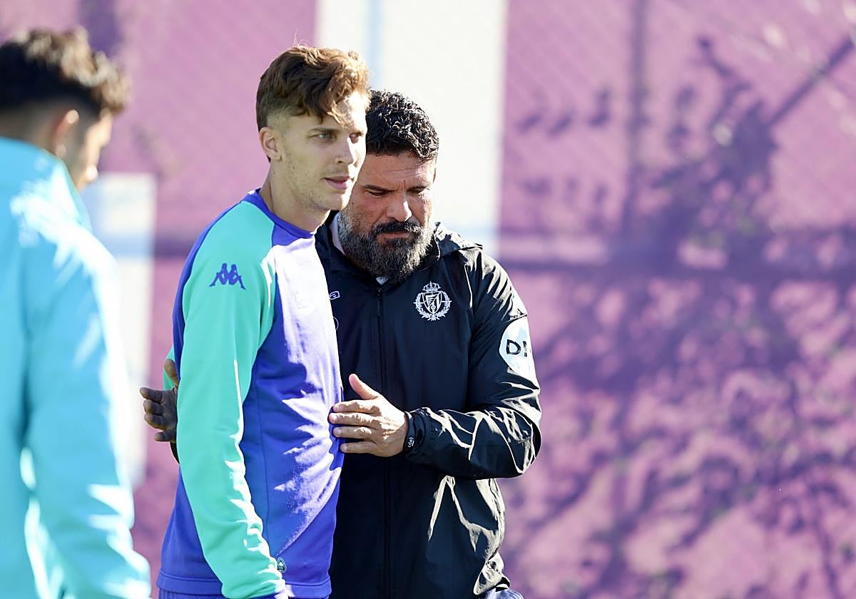 Mazziotti anima a Alejo, en el entrenamiento de este martes.