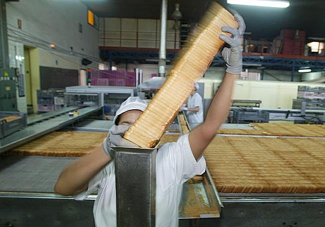 Elaboración del pan bimbo en la planta de Manrique en 2003.