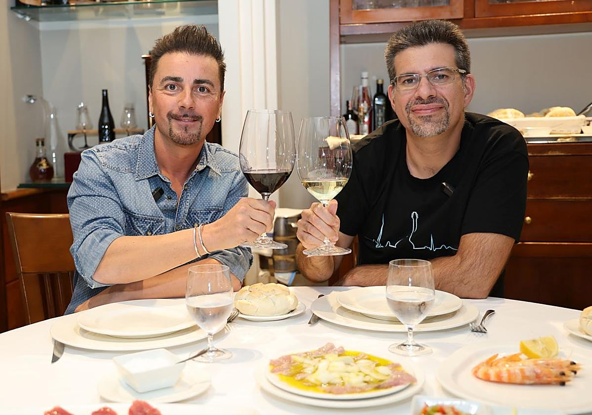 Miguel Vaquero (izquierda) y Miguel Baraja, integrantes del dúo musical Dos de Picas, en el restaurante Paco Espinosa.