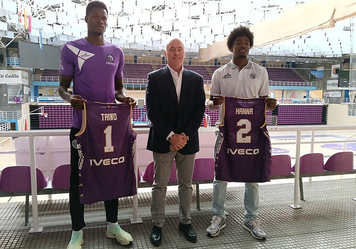 Sam Taiwo y Jacob Hanna posan con sus camisetas, escoltando a Mike Hansen.