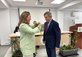 La consejera de Agricultura, María González Corral y el nuevo presidente del consejo autonómico de veterinarios, Rufino Álamo.