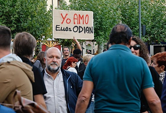 Así ha sido la concentración contra las agresiones homófobas en Palencia