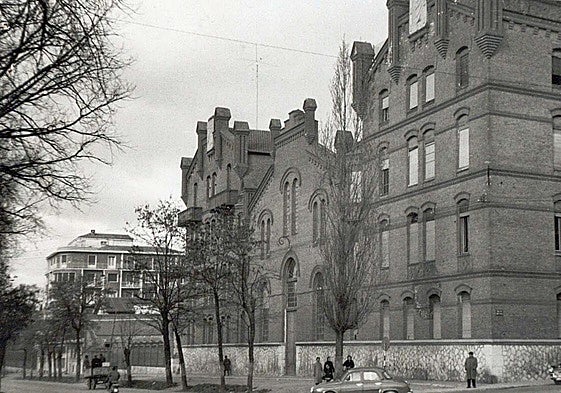Vista del edificio de la Electra Popular, en el paseo Isabel la Católica con vuelta a la calle Veinte de Febrero.