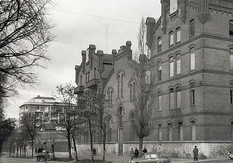 Vista del edificio de la Electra Popular, en el paseo Isabel la Católica con vuelta a la calle Veinte de Febrero.