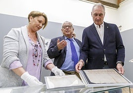 Un momento de la entrega del documento al alcalde (a la derecha), por parte del consejero de Cultura.