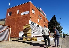 Los operarios meten las planchas para renovar la cubierta en las antiguas instalaciones de Manrique de la calle Daniel del Olmo.