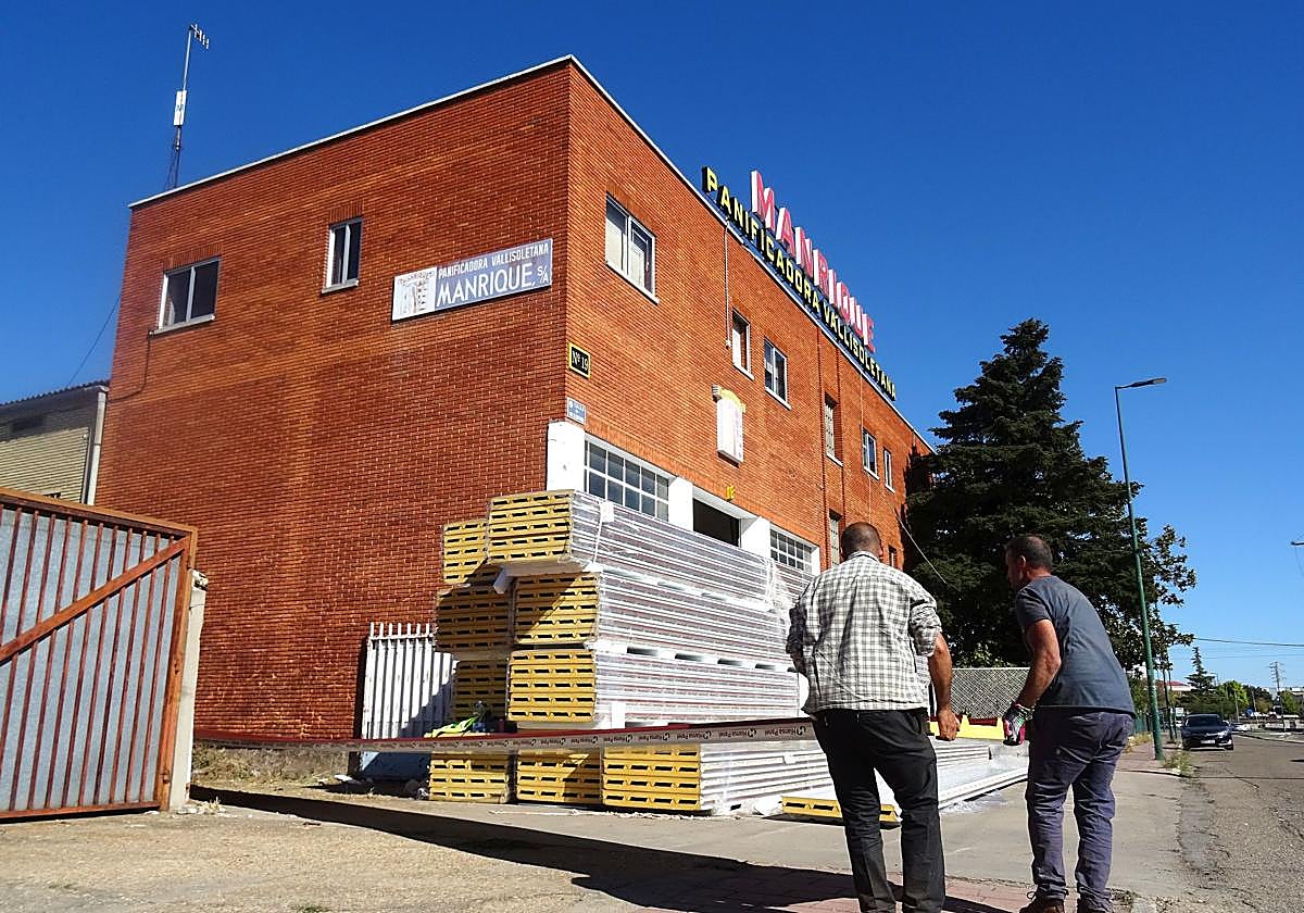 Los operarios meten las planchas para renovar la cubierta en las antiguas instalaciones de Manrique de la calle Daniel del Olmo.